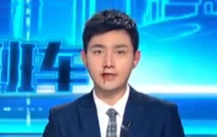 Presentador de noticias sufre hemorragia en plena transmisión en vivo, en China