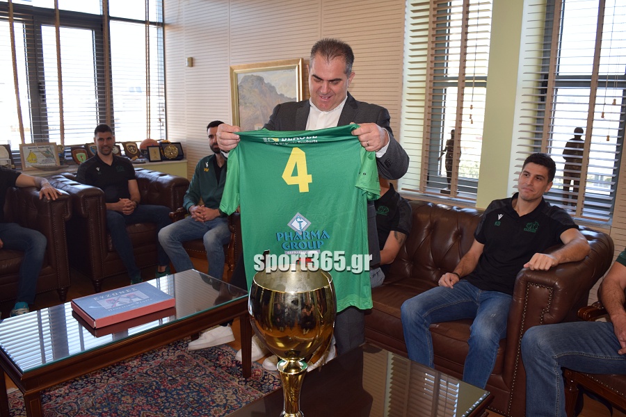 , Οι θριαμβευτές της Καλαμάτας ’80 στο Δημαρχείο: Η πόλη υποκλίθηκε στους πρωταθλητές! – «Να γιορτάσουμε και για την Μαύρη Θύελλα» (φωτο & βίντεο)