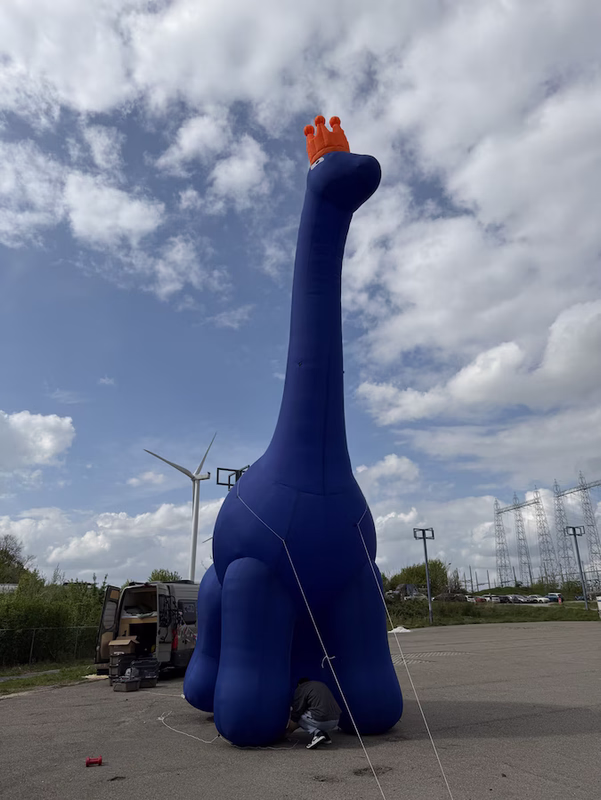 wim-is-een-10-meter-hoge-opblaasbare-brachiosaurus-met-een-oranje-kroon.avif