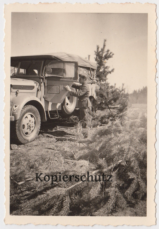 Foto Russland Wehrmacht Soldat mit Kübelwagen Pkw Steyr 1500 tak