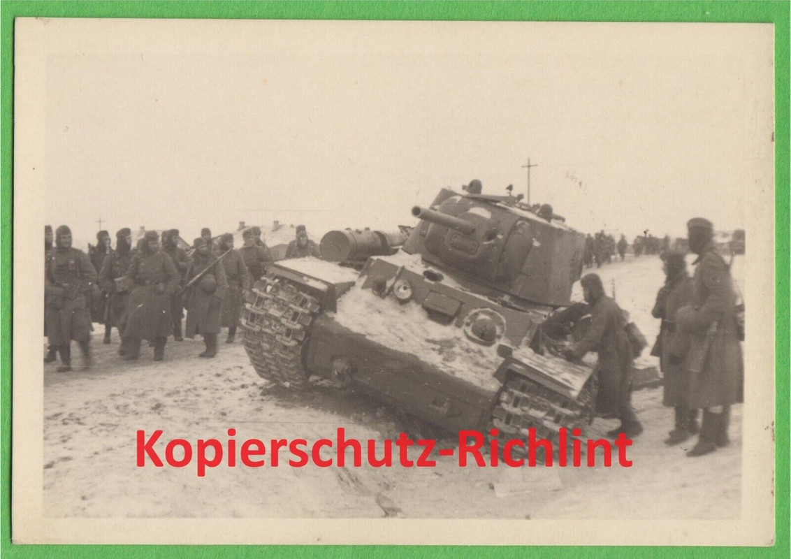 Wehrmacht Ostfront schwerer russischer Panzer KW-1 im Straßengraben