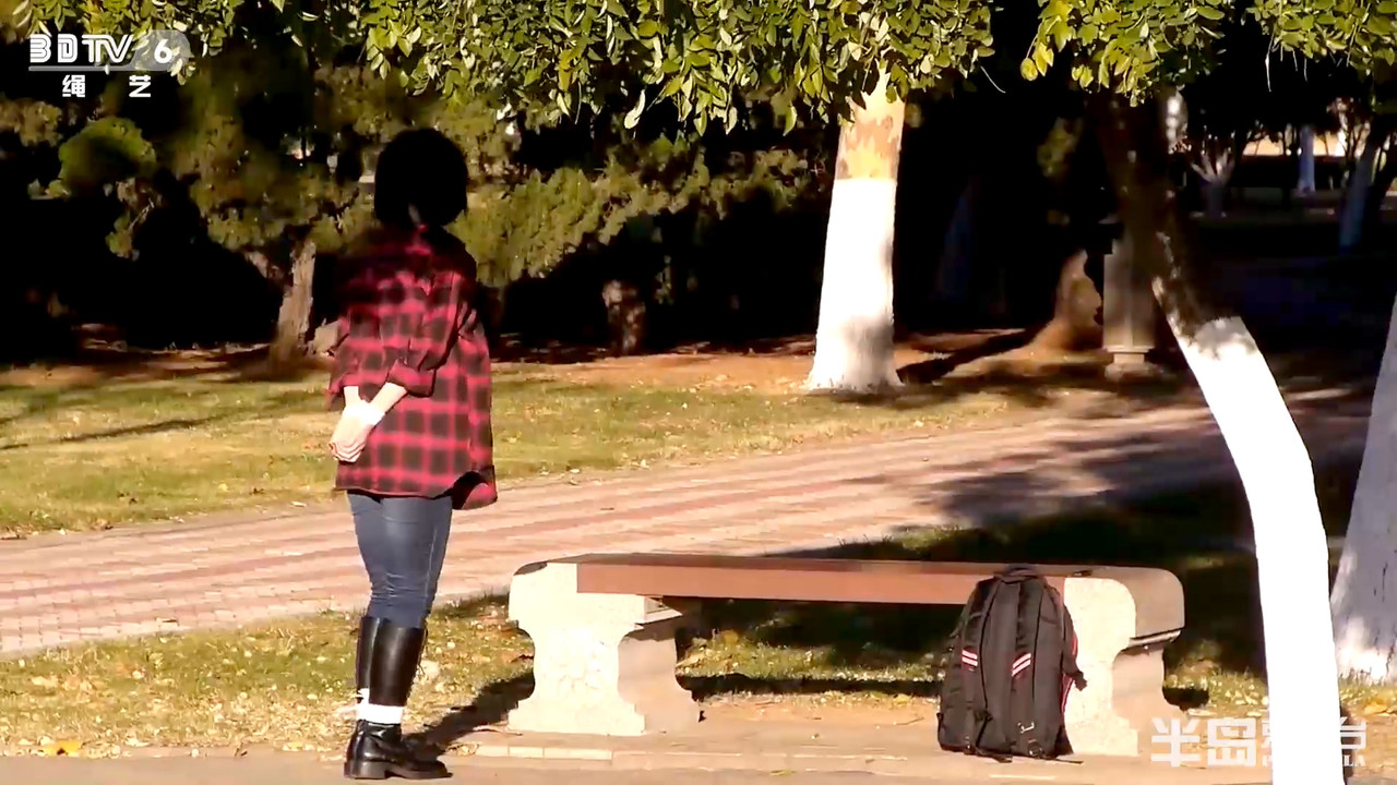 半岛束艺 行为艺术，海语广场捆绑手脚，险遭报警.mp4_20200229_185526.843