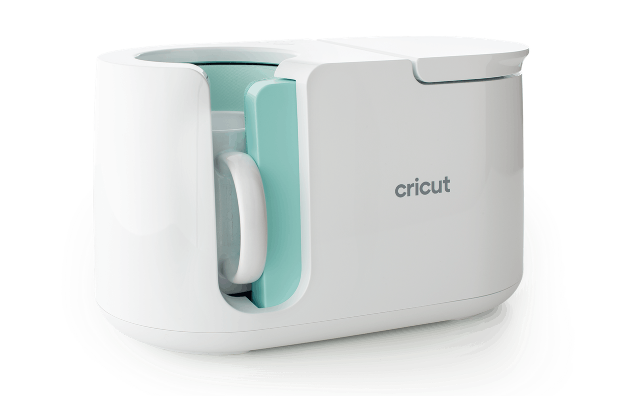 Una persona colocando una taza con un diseño en la Cricut Mug Press.