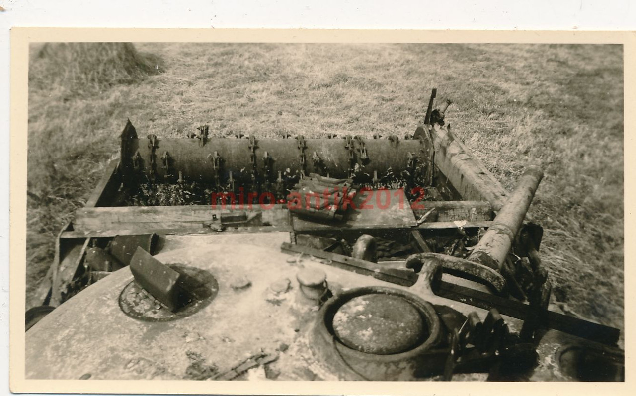 Foto, Wehrmacht, Auf einem zerstörten allierten 