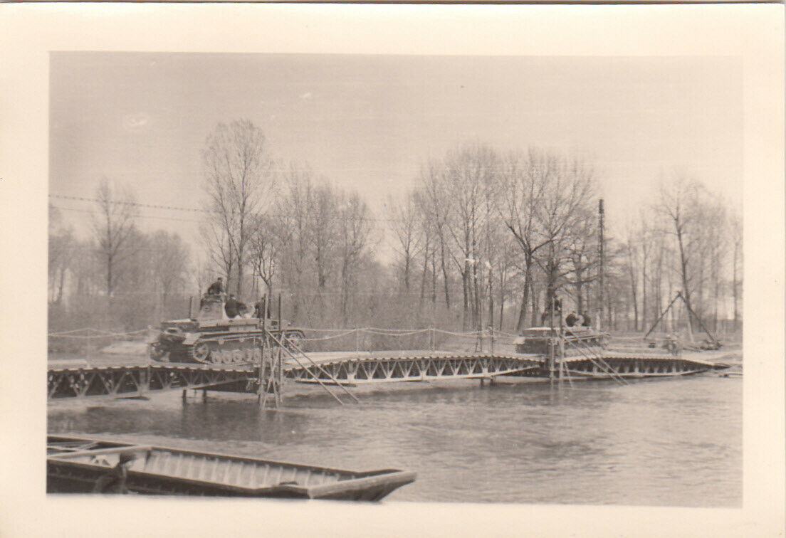 Deutsche Kampfpanzer Panzer IV auf Pontonbrücke – Vormarsch Ostfront