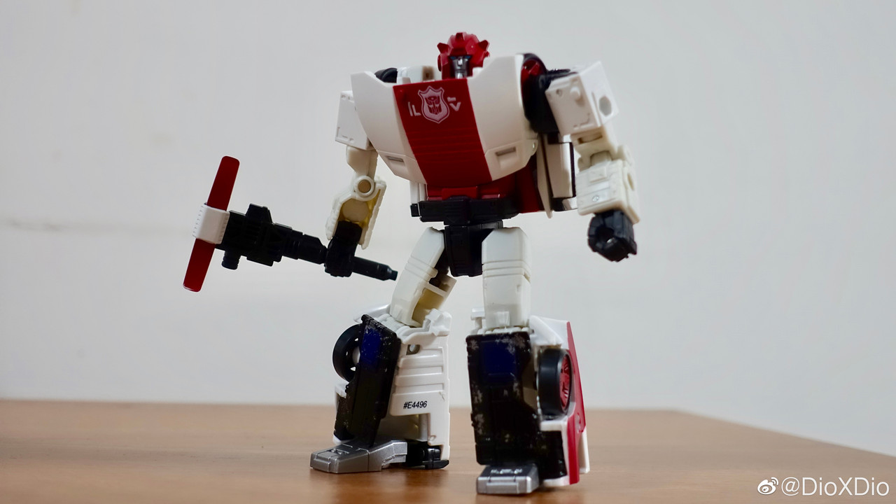 Siege-Red-Alert-In-Hand-Images-04