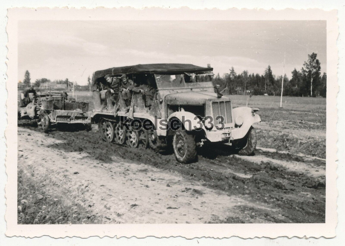 Foto Wehrmacht Zugmaschine Panzer Halbkette mit Anhänger auf Fahrt im Osten ...