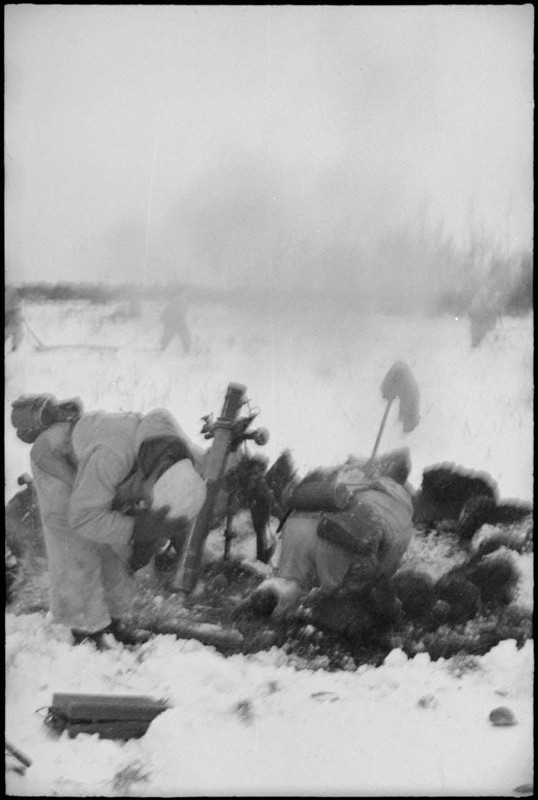 Les servants d'une pièce de mortier d'infanterie.1944