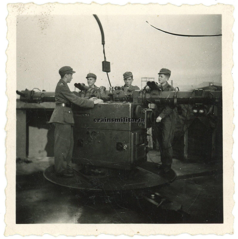 Orig. Foto Flakhelfer Jugend Pimpf am Kommandogerät Optik in Flak Stellung 1944 (1)