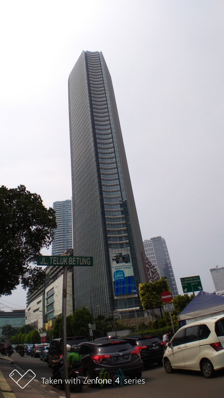 ASUS Zenfone 4 Selfie Pro - Depan Wide 2