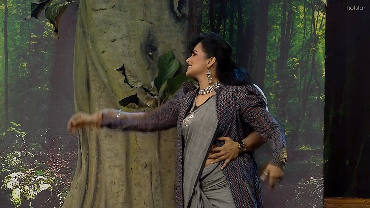 Shweta Menon Sizzling Navel show in Saree-Comedy Stars.mkv_snapshot_00.36.622