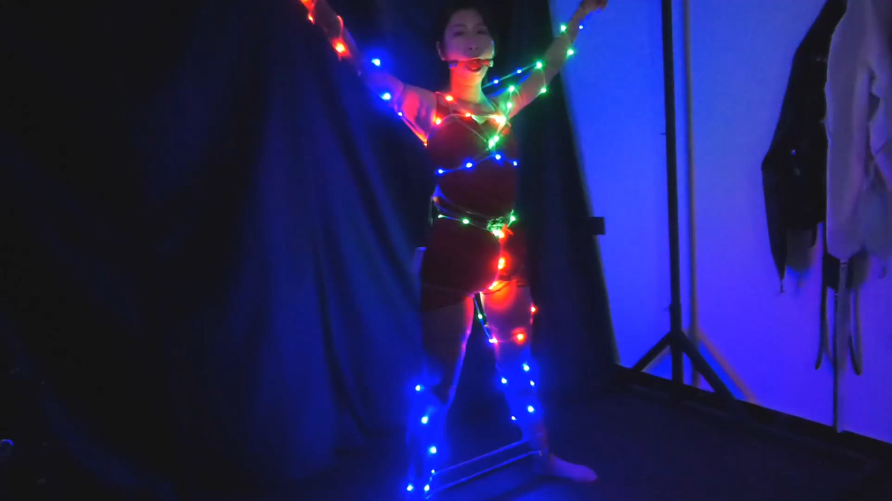 胜景影视 人体家具之霓虹彩灯.mp4_20240104_190244.714