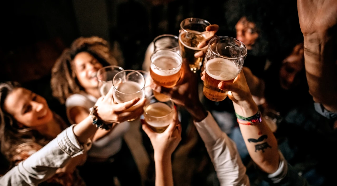 Amigos brindando com chopp em uma festa
