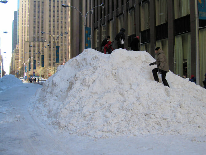L’Avenue de la Libération enneigé par une forte tempête de neige au cours de la nuit, après avoir été partiellement déblayée, à Columbia, le 3 janvier 2017.