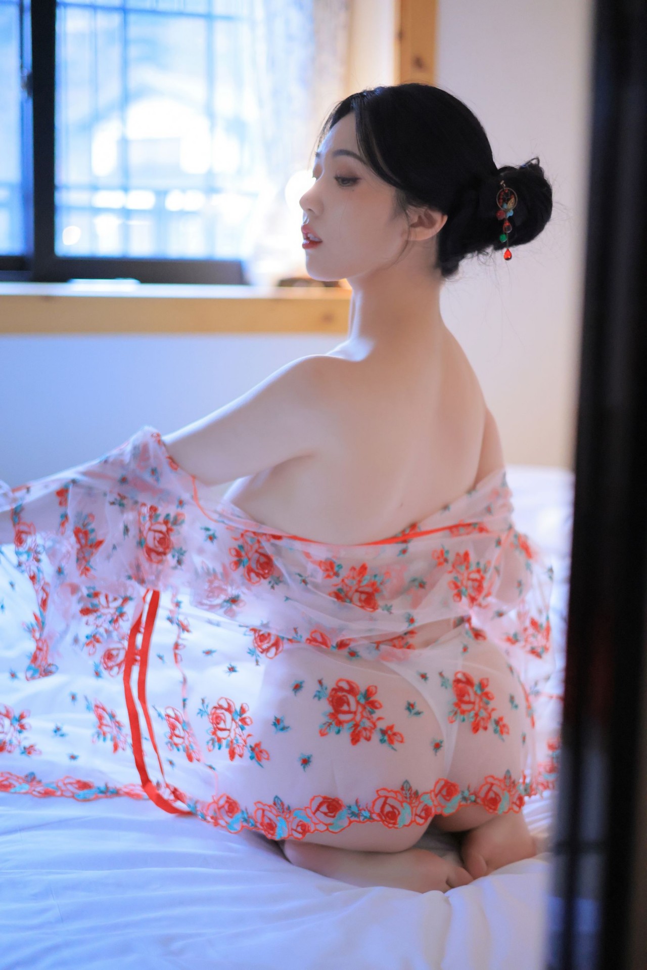 韩国 yeonwoo《粉色碎花睡衣》写真，性感与优雅，睡衣风美女插图8