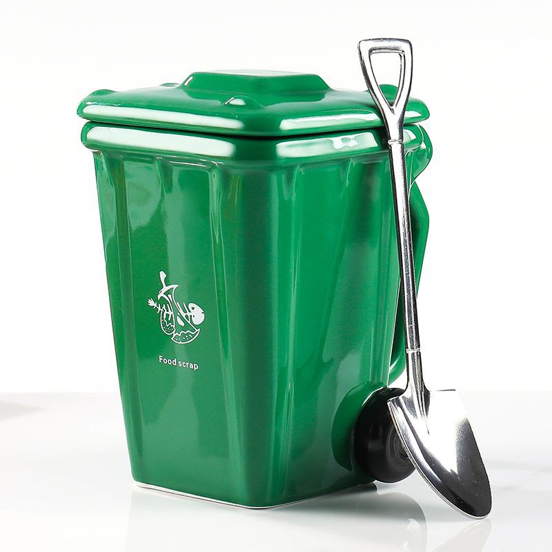 Green Creative Trash Can Ceramic Mug with Shovel Spoon - 400ml Funny Garbage Bin Coffee Cup with Lid - Novelty Gag Gift for Birthday Christmas - Quirky Kitchen Cup for Home Office