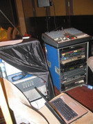 戴同传设备角落