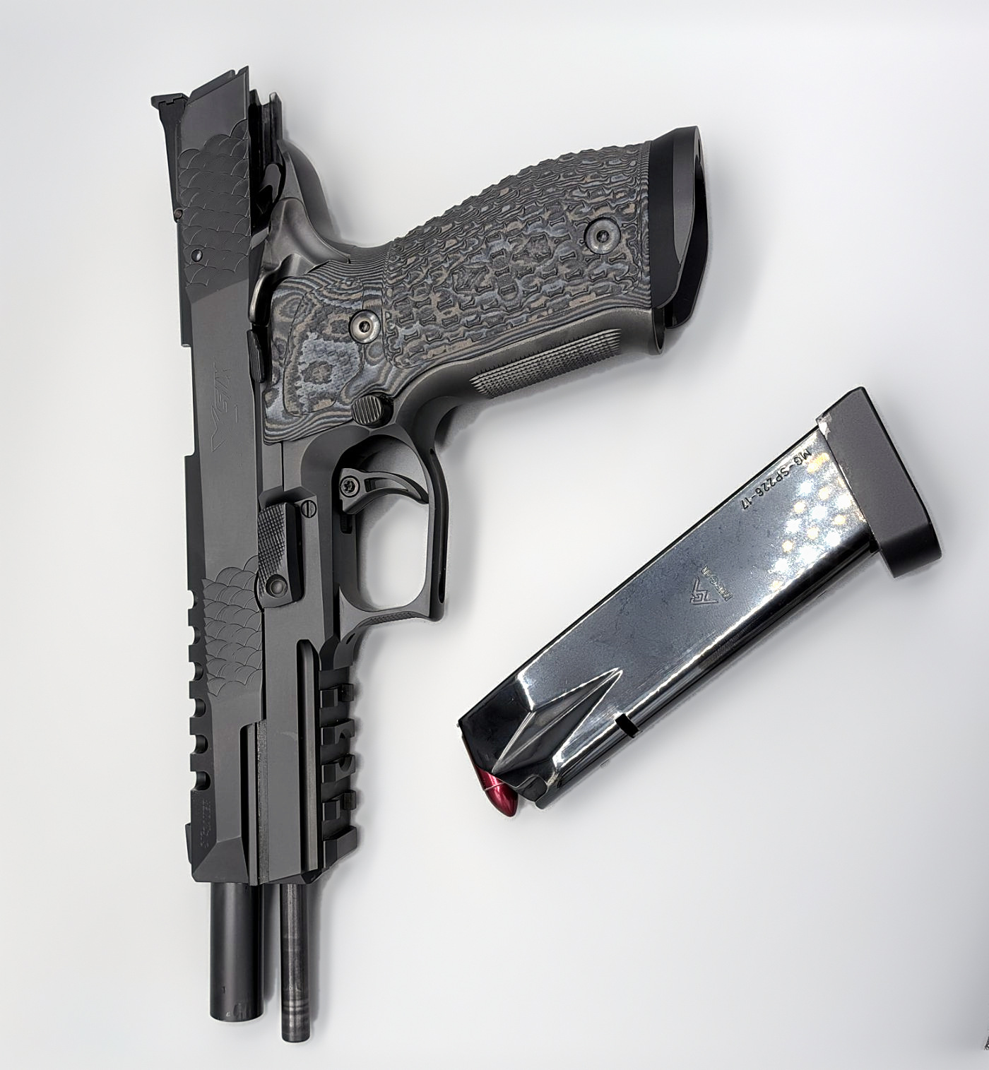 Pistole mit Magazin
