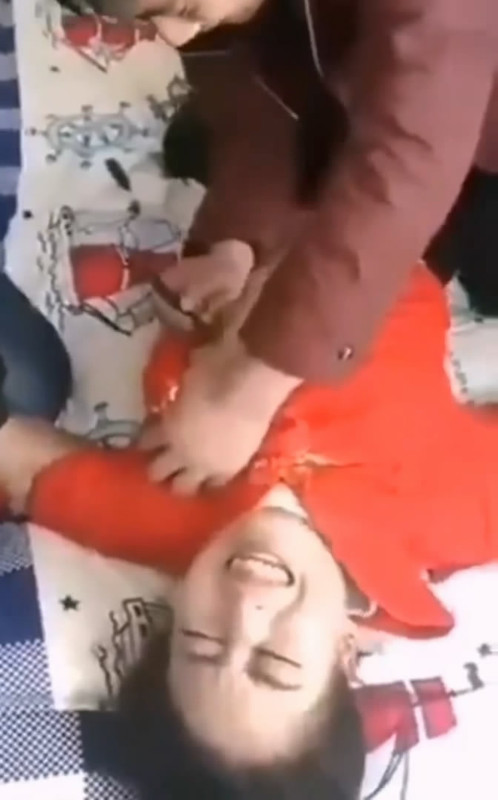 1这是哪里口音啊？低俗婚礼闹婚 新娘被按在床上 奶子被疯狂揉搓写字 这种陋习竟还在延续！ (2)