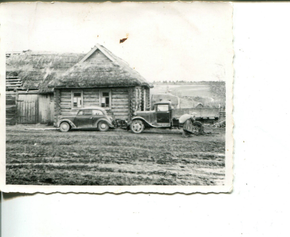 Russische Frau Bäuerin LKW Kübelwagen vor Haus i