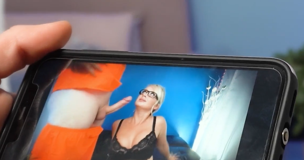 PeachySkye – Mom Catches You Watching Her Sex Tape BG