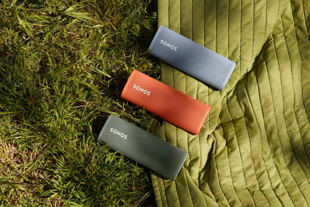 Bocina Sonos Roam en una sala de estar moderna, mostrando su elegante diseño.