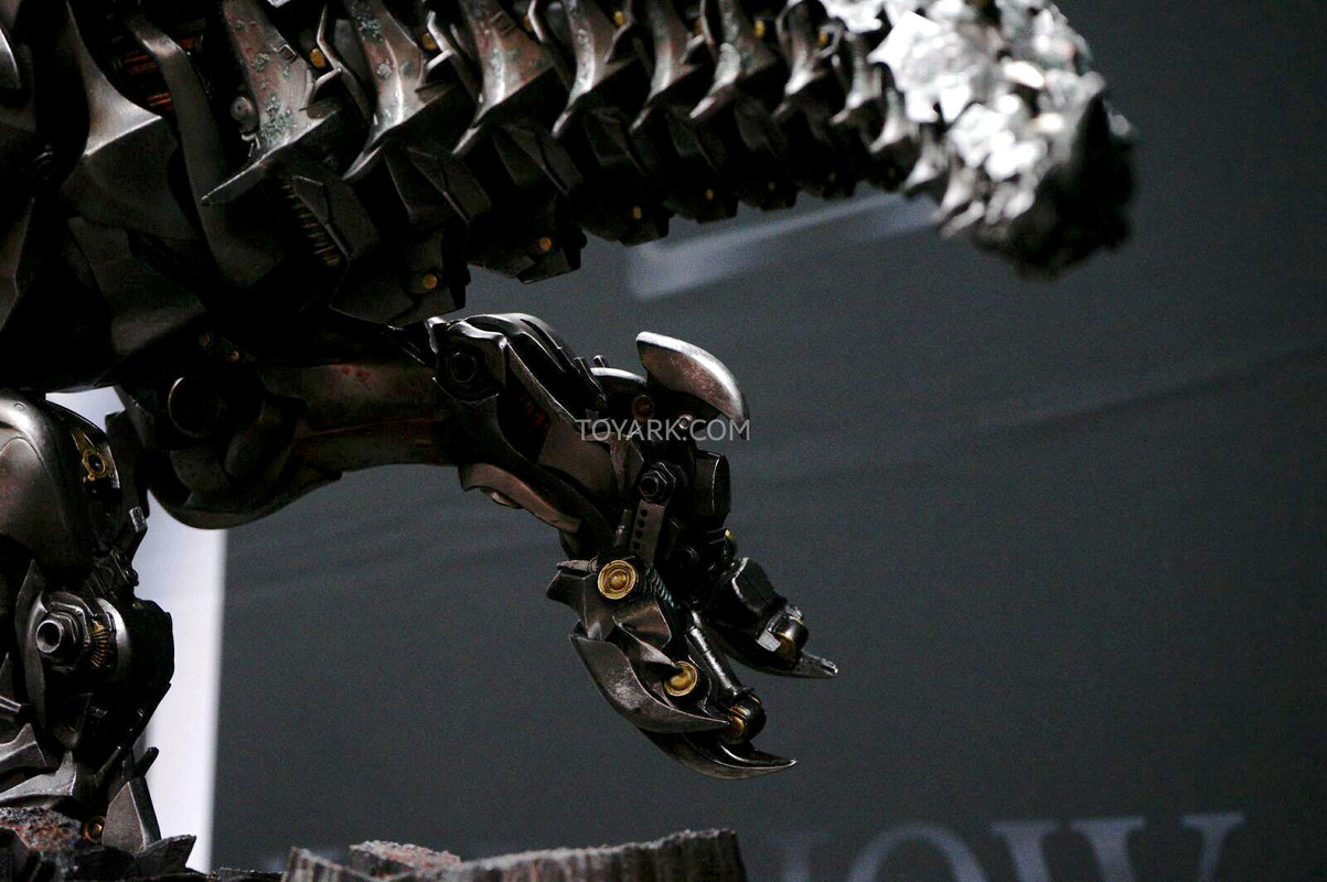 SDCC-2014-Sideshow-Transformers-Optimus-and-Grim