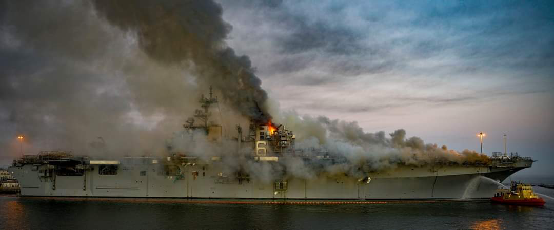 L’USS Bonhomme Richard (LHD 6) en feu à San Diego  AF706500-F6-B5-4-F2-D-ABD3-074-CEC3-C5-C7-F