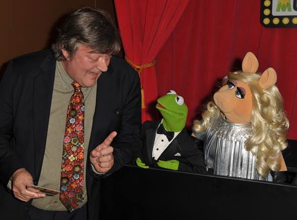 an image of stephen fry talking to Kermit and Miss Piggy.