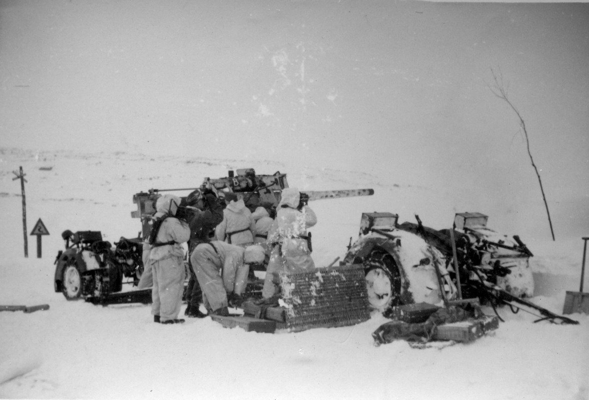 Расчет 88-мм зенитного орудия FlaK 36 (8,8 cm FlaK 36) на огневой позиции под Старой Руссой.