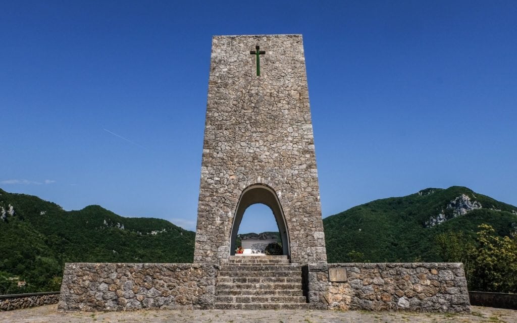 Monumento con los nombres de las víctimas de la masacre de Sant anna di Stazzema