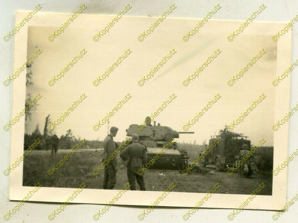 Foto, Wehrmacht, Soldaten betrachten zerstörten Panzer, Russland
