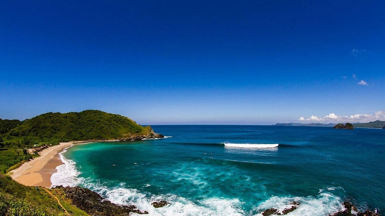 Pesona Pantai Mawi Lombok yang Masih Alami dan Jarang Tersentuh