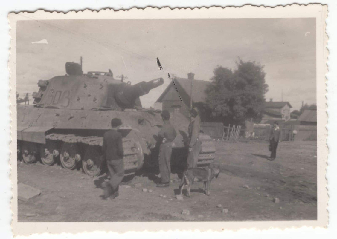 ORIGI.FOTO WH SOLDATEN VOR BESCHÄDIGTEN PANZER K