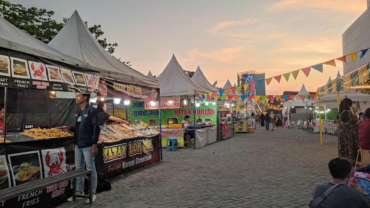 Bazaar aneka kuliner pada gelaran Pekan Lingkungan Hidup dan Pasar Rakyat Lamongan, Selasa (20/7/2022).