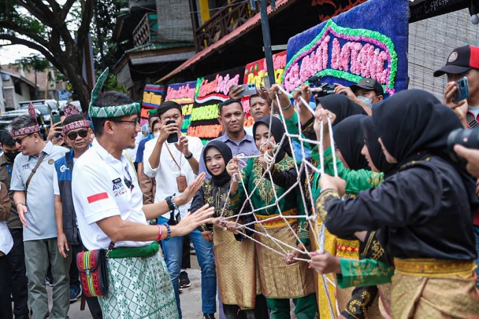 Menparekraf Sandiaga Uno saat mengunjungi Desa Wisata Iboih, Kota Sabang, Aceh pada Rabu (12/4/2023).