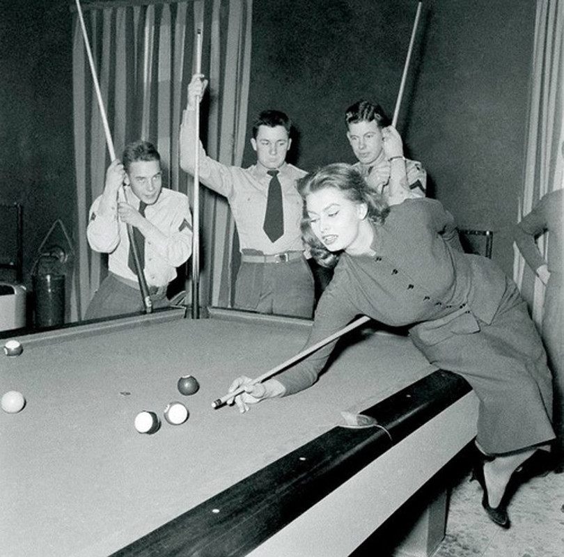 Women Playing Billiards in the Past (13)