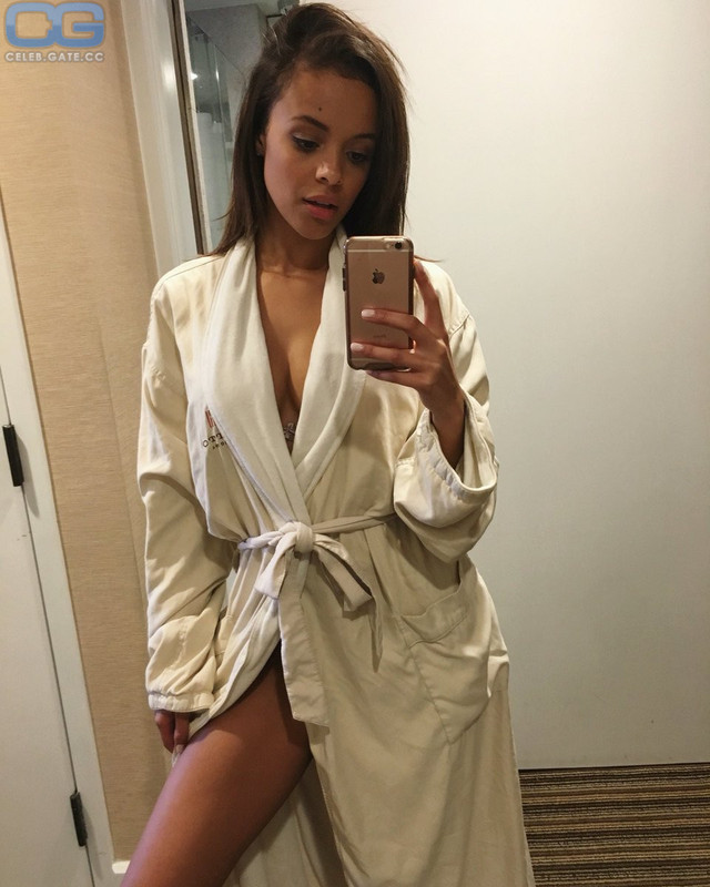 aubrey-cleland-leaked-selfie-62705