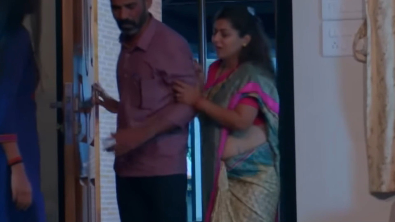chubby serial actress sexy navel slips in saree.mkv_snapshot_00.08.496