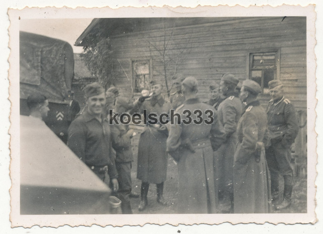Foto Soldaten der Wehrmacht am LKW mit Kennung der 6. Infanterie Div. im Osten
