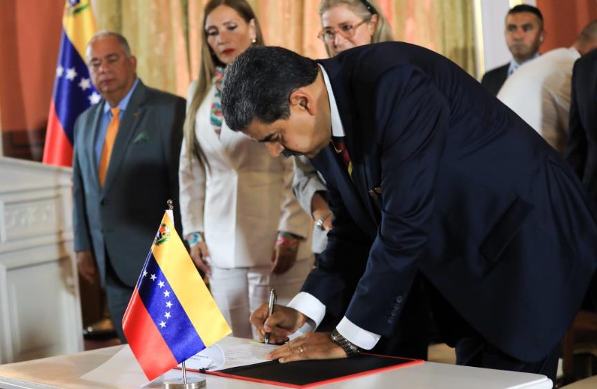 Venezuela promulgó ley orgánica para la defensa de su territorio Esequibo Maduro-ley-esequibo