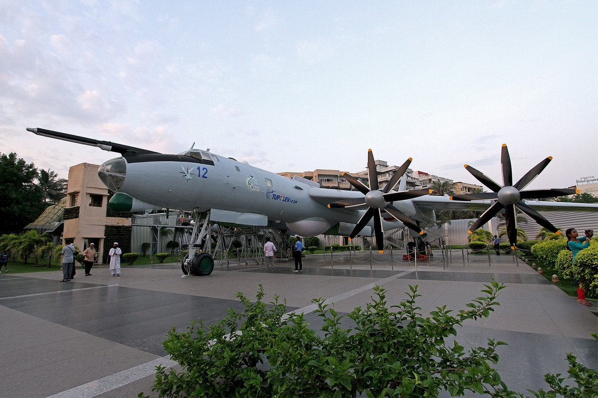 005_Tu-142MK-E_India Navy_IN312