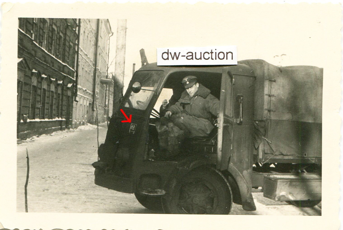 Soldat mit Schirmmütze und Overall T-Division KB