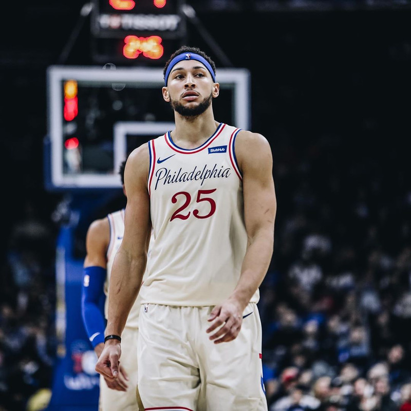 Ben Simmons mengenakan baju Philadelphia dengan nomor 25