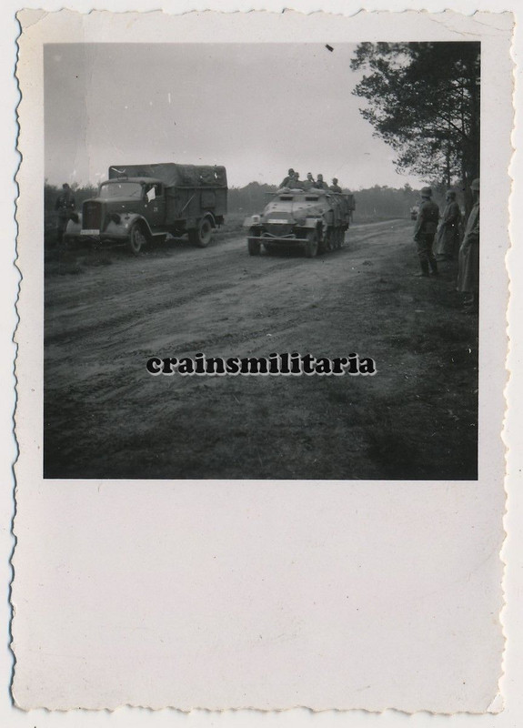 Orig. Foto SdKfz 251 Raketenwerfer Panzerspähwagen m. Wurfrahmen