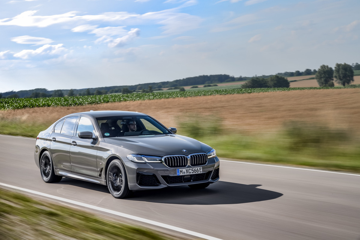 P90395463_highRes_the-new-bmw-545e-xdr