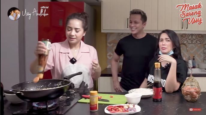 Nagita Slavina memasak nasi gila untuk Ussy Sulistiawaty