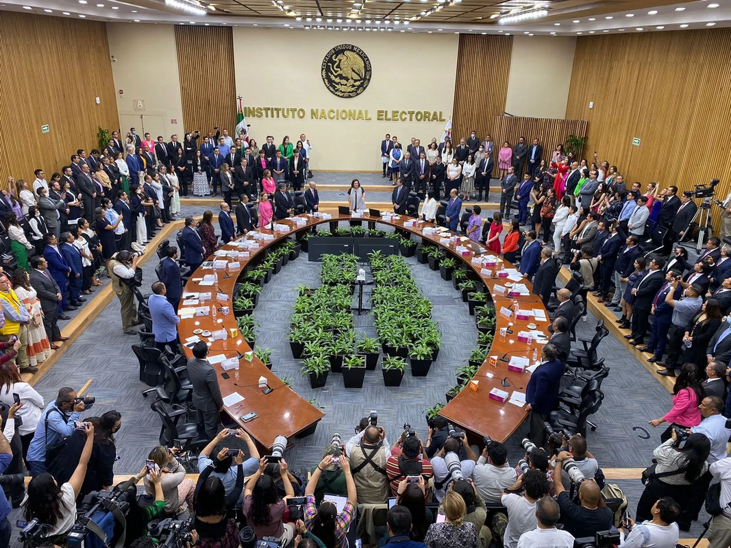 Consejeros del INE cargan al instituto más de 200 mil pesos en comidas