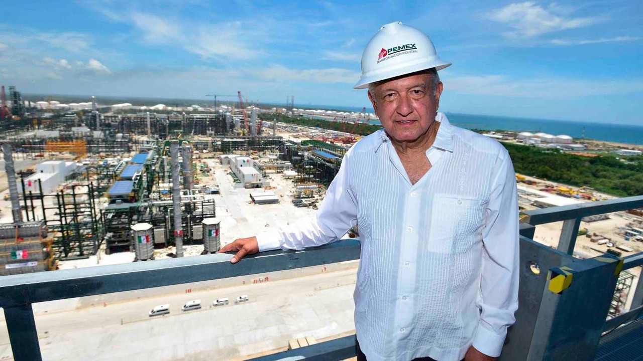 AMLO admite que sí costó más la refinería de Dos Bocas, pero “nadie hizo negocio”