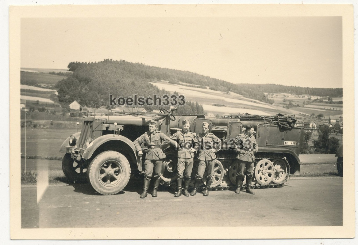 Foto Soldaten der Wehrmacht vor einer Panzer Halbkette Artillerie Zugmaschine